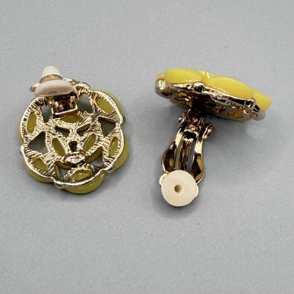 Isaac Mizrahi New York Yellow Resin Cluster Clip-On Earrings NWT - Picture 4 of 4